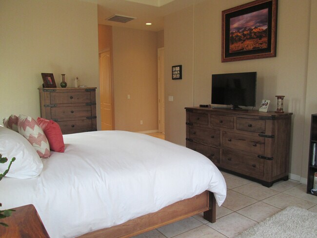 Building Photo - 5745 E Sunset Point Dr