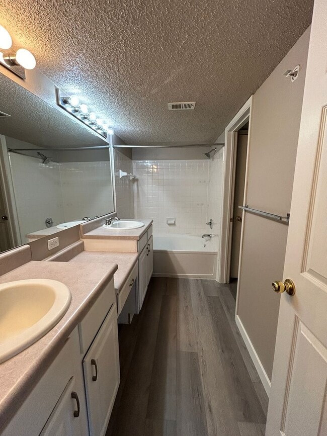 Building Photo - 2Br/2Ba Townhouse with Attached Garage