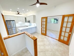 Building Photo - OHANA CLOSE TO THE BEACH!
