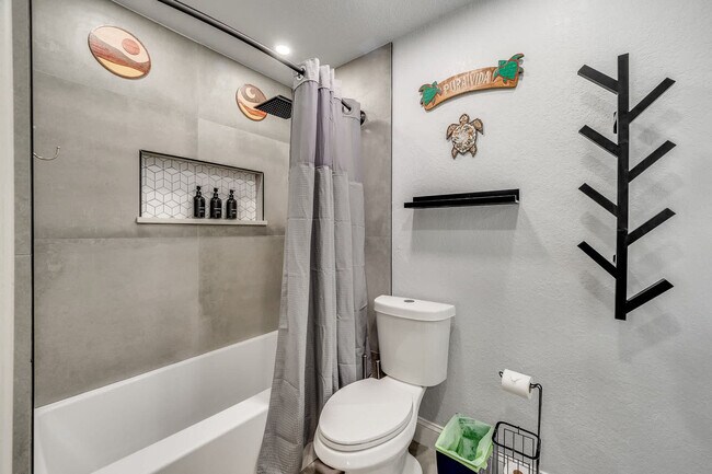 Building Photo - 415 N Shore Dr