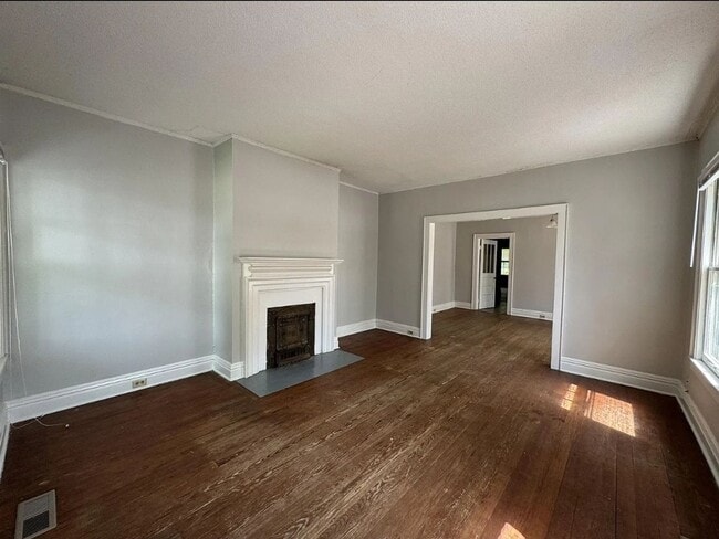 Building Photo - 2 bed 2 bath Home - Close to Downtown and ...