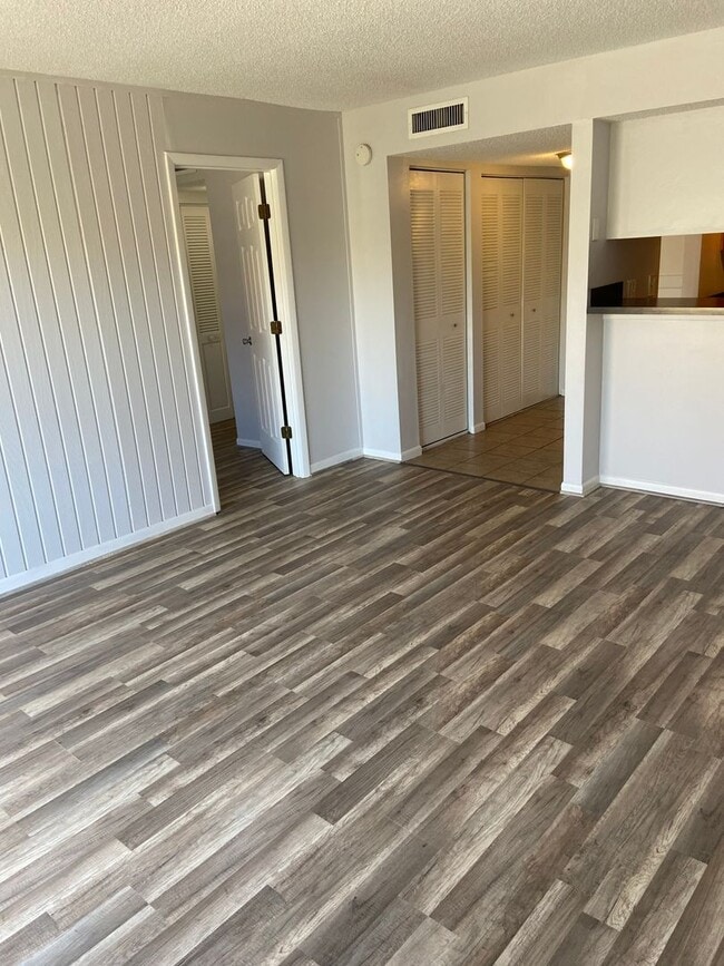 Building Photo - 1 Bedroom Condo