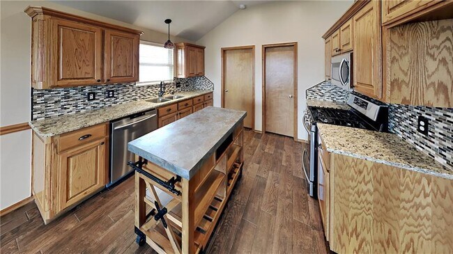 Building Photo - 1420 SE 15th St