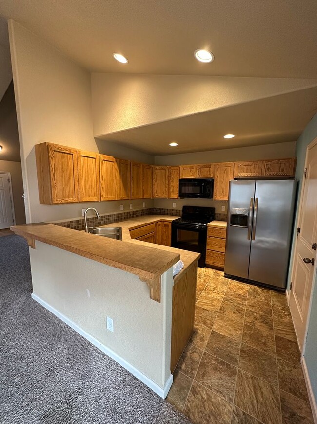 Building Photo - 4 BEDROOM, 3.5 BATHROOM, SINGLE FAMILY HOM...