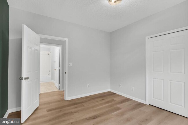 Building Photo - 1701 Lake Shore Crest Dr