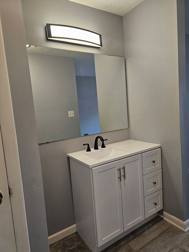 Building Photo - Newly Renovated 2 Bedroom, 2 Bath Condo in Gated Community.