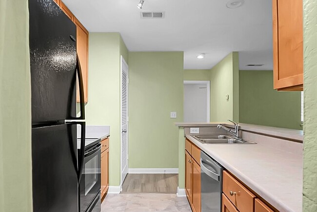 Building Photo - 1-bedroom, 1-bathroom Condo Mt Pleasant, near Ravenel Bridge!