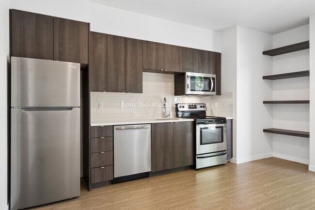 Building Photo - Ground-Level Modern Apartment at Bradley Commons!
