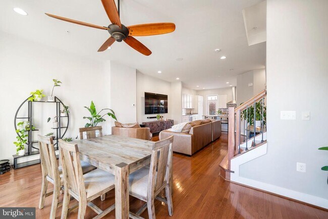 Building Photo - 710 E Howell Ave