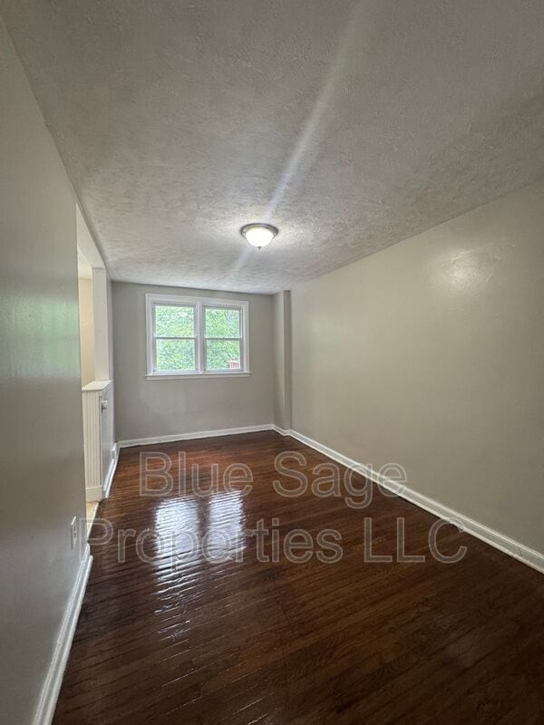 Building Photo - 554 S 4th St