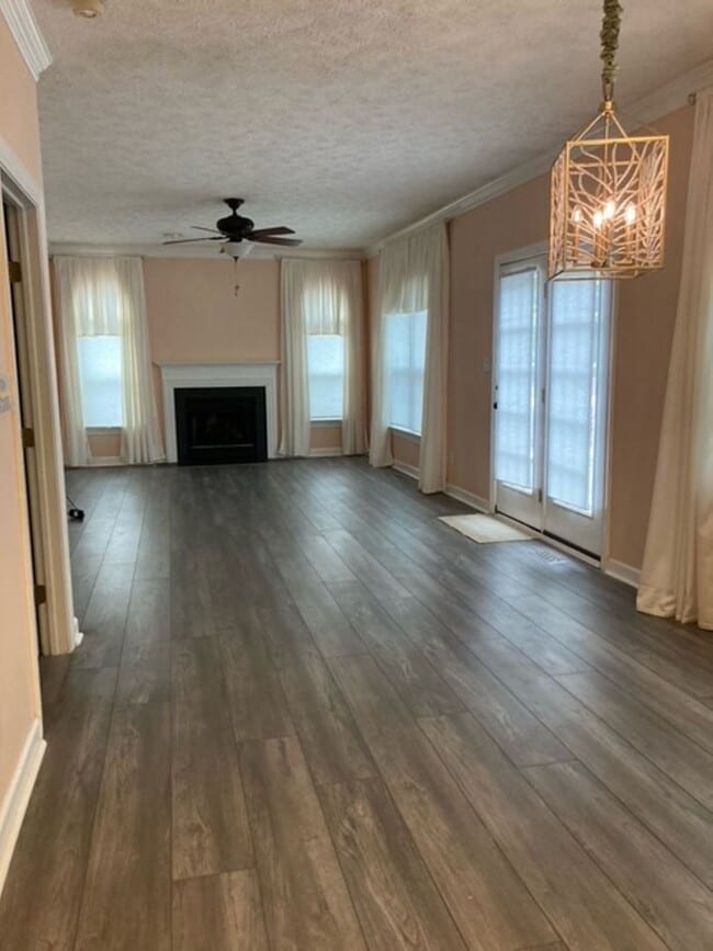 Building Photo - 117 Runaway Ln