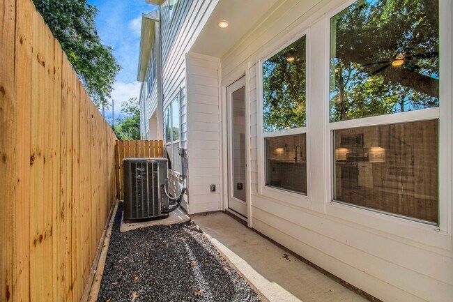 Building Photo - 2333 Hoskins Dr