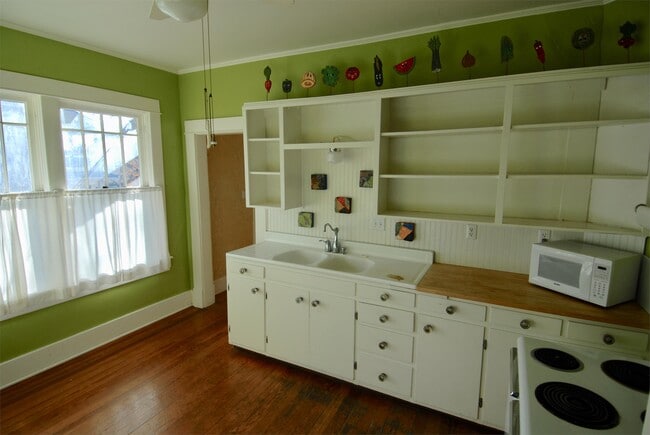 Building Photo - 330 Rollston Ave