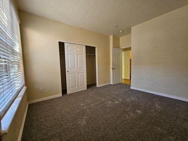 Building Photo - Spacious 2 Bedroom 2 Bath Condo - Close To Buckley AFB, DIA, DTC - Garage