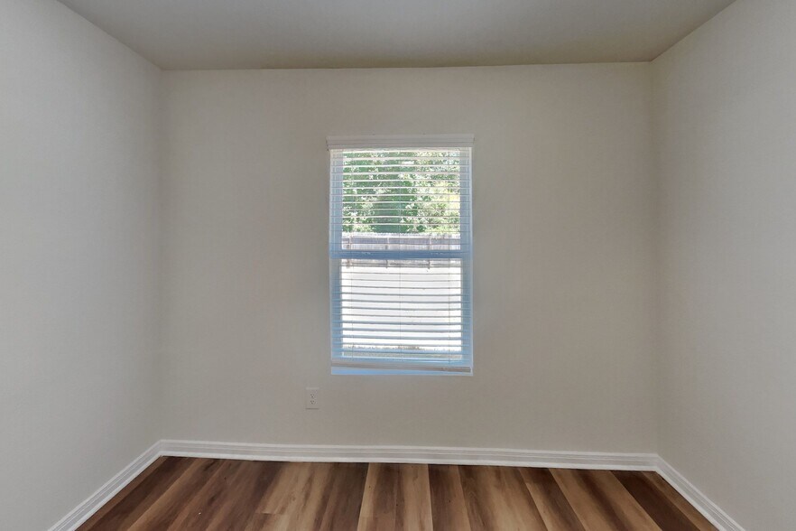 Building Photo - 15673 Del Norte Dr