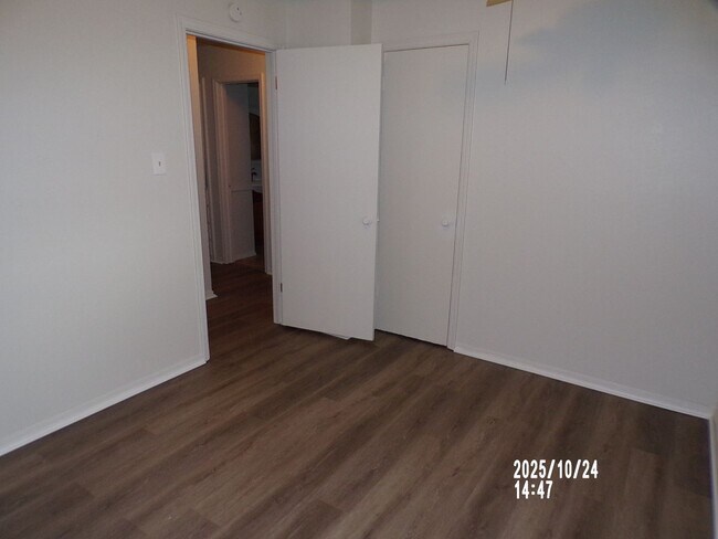 Building Photo - Very Nice home located in the Sullivan Vil...