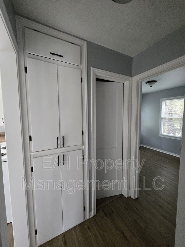 Building Photo - 1338 N Volutsia