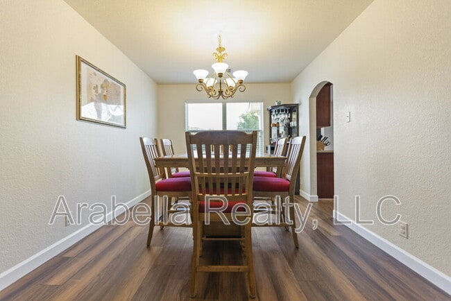 Building Photo - 9810 Moffitt Dr