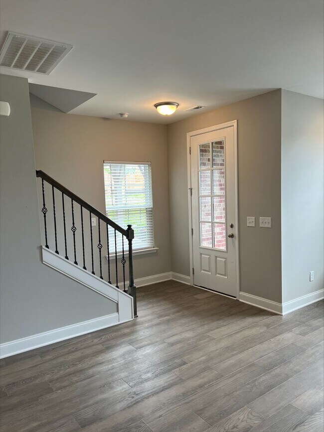 Building Photo - Beautiful Open Concept in a Convenient Loc...