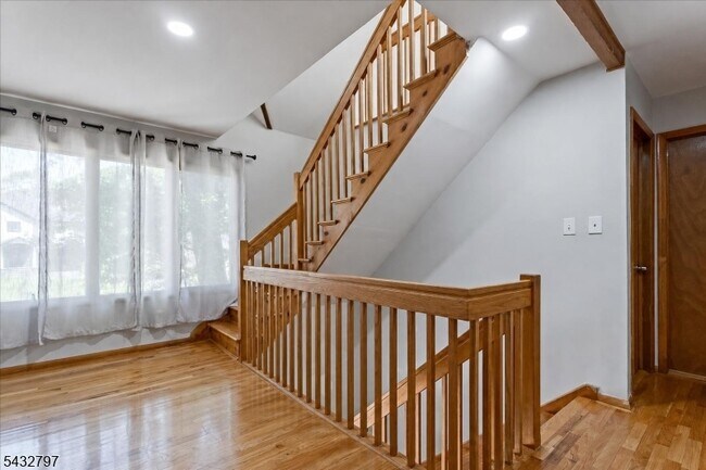 Building Photo - 17 Hickory Dr