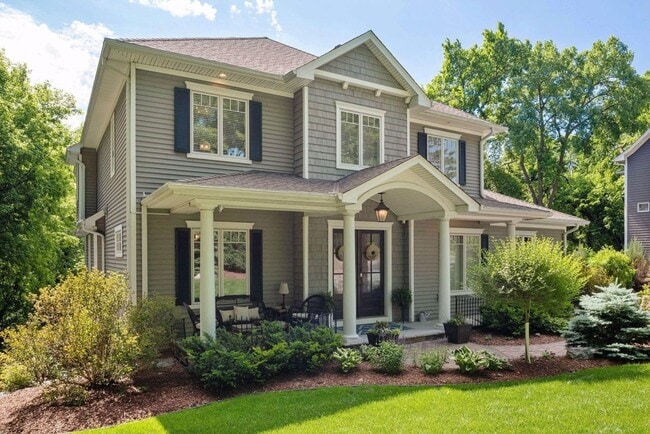 Building Photo - Luxury Living in Minnetonka – 6BR Home in Prime  Location