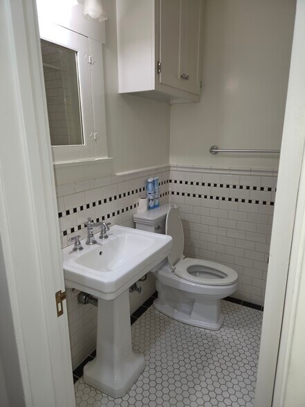 Building Photo - 540 S El Molino Ave