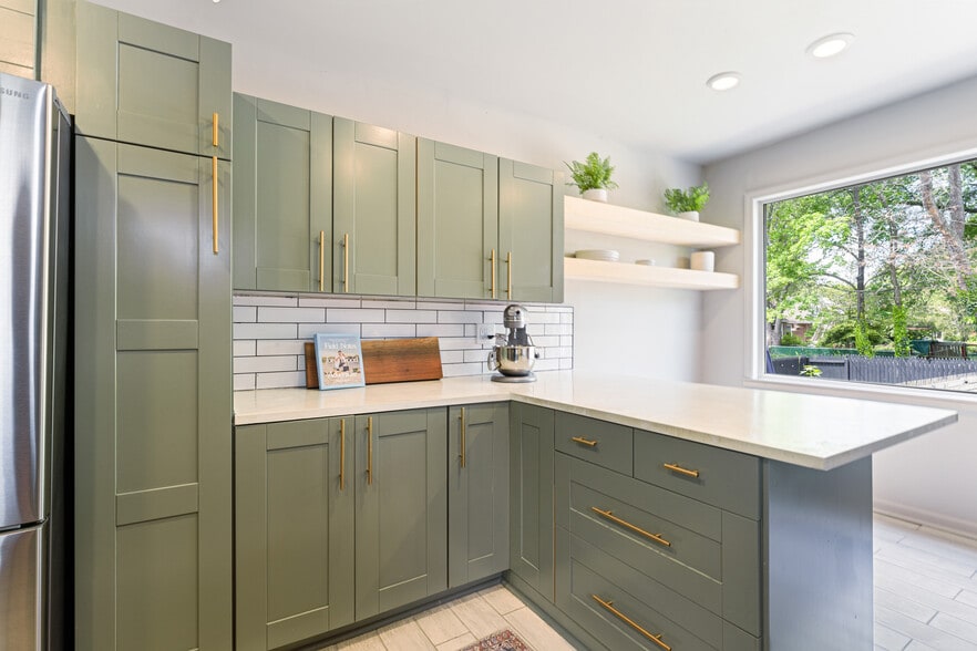 Kitchen - 411 W Cuthbert Blvd