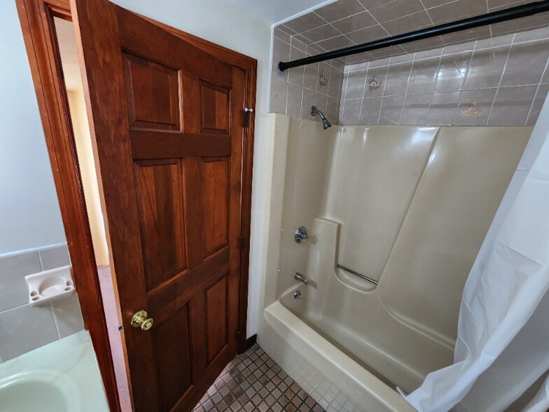 Building Photo - 66 Brook St