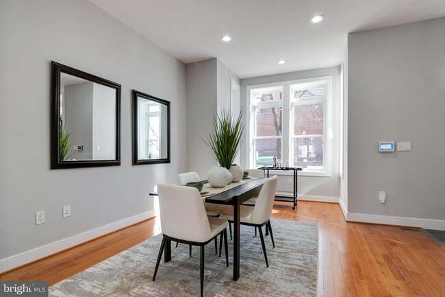 Dining & nook - 937 R St NW
