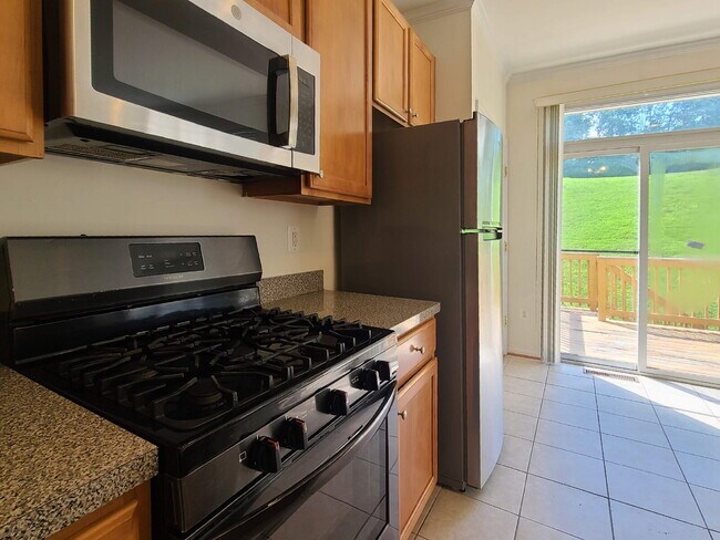 Building Photo - 210 Hillside Ct