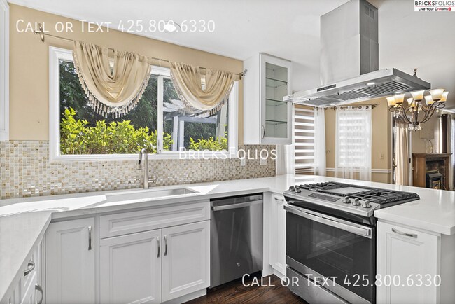 Building Photo - Luxurious 5-bedroom home in Sammamish with...