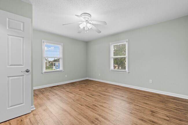 Building Photo - 311 S Willow Dr