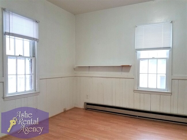 Building Photo - Charming 2 Bedroom 1 Bathroom Cottage By the River