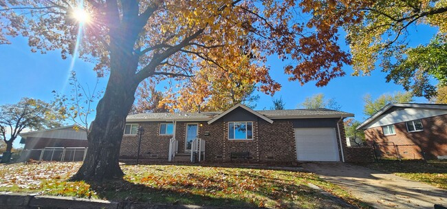 Building Photo - Adorable 3 bedroom, 1 & 1/2 bath home loca...