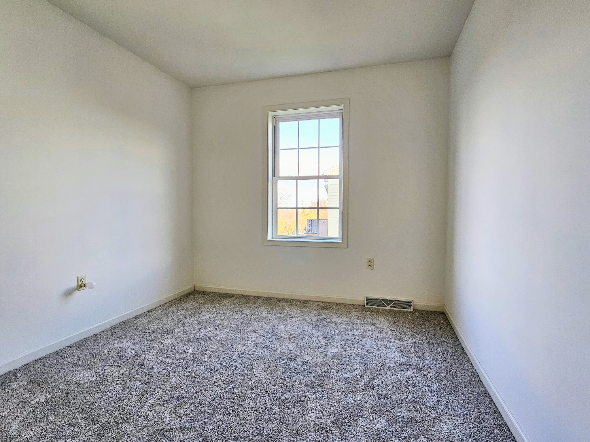 Building Photo - 107 Acorn Ln