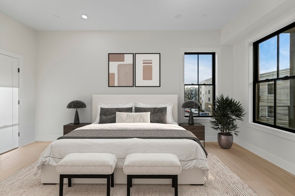 Building Photo - 224 W 9th St