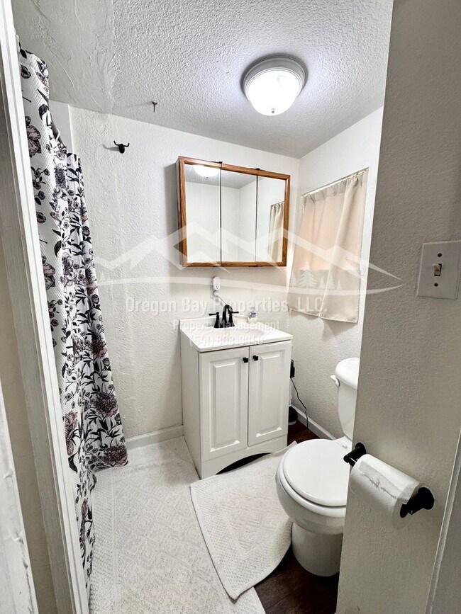 Building Photo - Bay Park Lane Duplex