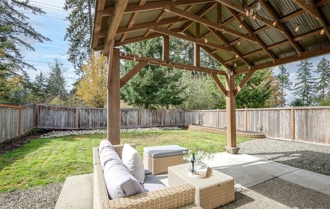 Building Photo - Large 3 bedroom pet friendly home at a gre...