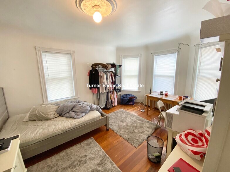 Building Photo - 10 Sachem St