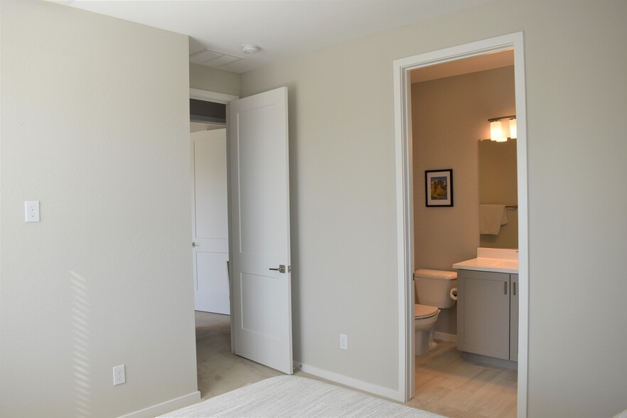 Bedroom 3 with Full Bath and wIC - 901 S Smith Rd