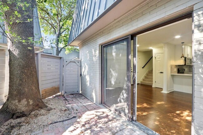 Building Photo - 2500 Steck Ave