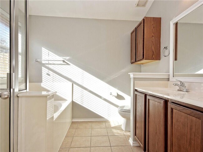 Building Photo - 607 Washington Square Dr