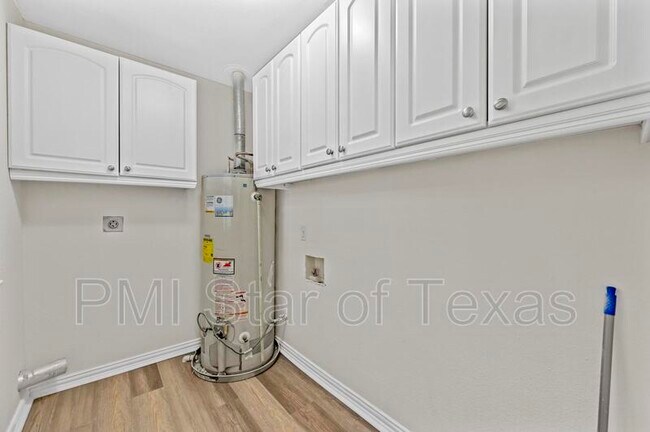 Building Photo - 1321 Casa Vale Dr