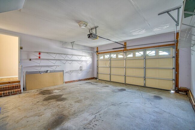 Building Photo - Spacious 4 BR, 2 BA Home On Quiet Cul de Sac, Private Fenced Backyard, Community Pool