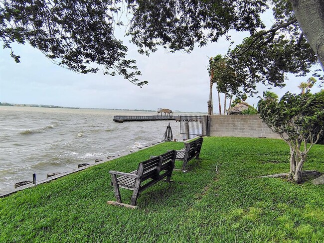 Building Photo - 205 Yacht Club Ln
