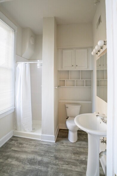 Building Photo - 137 W 9th St