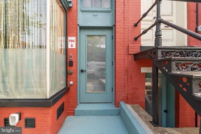 Building Photo - 711 G St SE