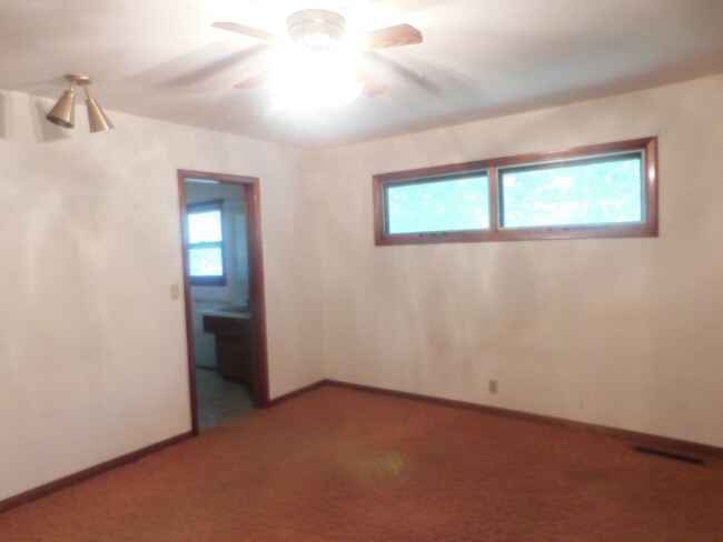 Building Photo - Beautiful 3 bedroom/2 bath blonde brick ra...