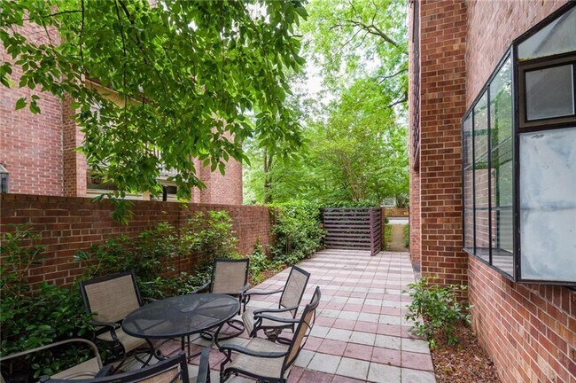 Building Photo - 650 Cleburne Terrace NE