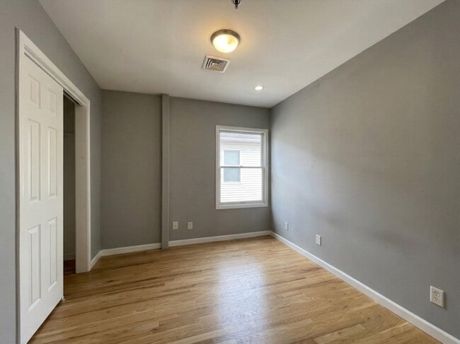 Building Photo - 420 6th St